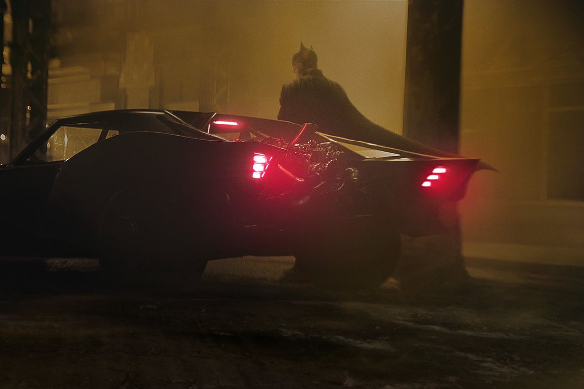 Robert Pattinson dalam fotonya bersama Batmobile